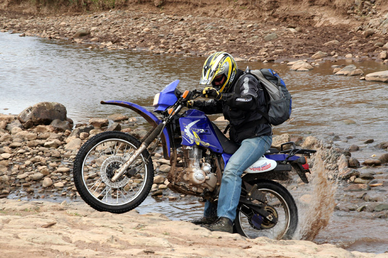 Rob Hammink op motor door Ethiopie
